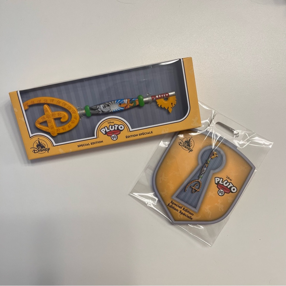 Disney Store Key Pluto and Pluto key pin
